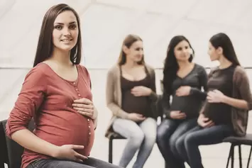 Pregnant women talking with Doula